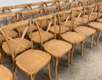Chaise de ferme empilable pour l'extérieur Chaise de X à dos croisé en plastique et résine de châtaignier