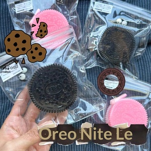 Juguete antiestrés y de ventilación súper suave con forma de galleta Oreo simulada, clip de bala de retorno lento y pastel de corazón - Product Image 1