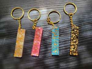 Porte-clés en résine créative avec des incrustations artistiques uniques, accessoire léger et durable conçu pour le style personnel et le quotidien - Product Image 3