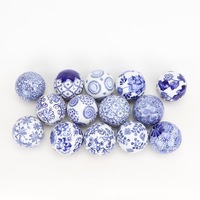 Objet décoratif sphérique en céramique, style chinois moderne, motifs aléatoires, porcelaine bleue et blanche.