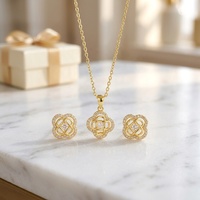Parure de bijoux de luxe élégante vintage plaqué or 18 carats, motif trèfle ajouré et fleur entrelacée pavée de zircone cubique, comprenant collier et boucles d'oreilles clous, pour mariée et mariage