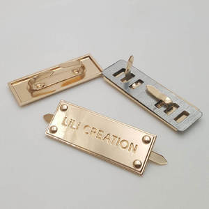 تصميم عصري لملصقات معدنية مخصصة ثلاثية الأبعاد بارزة وصديقة للبيئة على شكل لفافة للملابس والأحذية والحقائب - Product Image 4