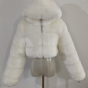 Abrigo con capucha de piel sintética gruesa de Invierno para <span class=keywords><strong>mujer</strong></span> <span class=keywords><strong>2022</strong></span> abrigos de burbujas recortados de otoño para damas - Product Image 4