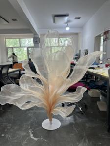 زهرة أورجانزا اصطناعية عملاقة مصنوعة يدويًا لطاولة الزينة، تصميم راقٍ وبسيط للزينة وحفلات الزفاف والتصوير الفوتوغرافي - Product Image 6