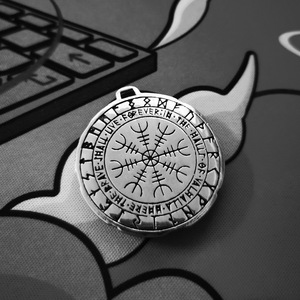 Porte-clés Viking nordique avec runes, pendentif boussole en métal bicolore, bijou unisexe en cuir, cadeau - Product Image 4