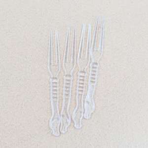 Tenedores desechables de plástico transparente grueso para frutas, tenedores de bambú PS, brochetas para frutas, tenedores de dos puntas al por mayor. - Product Image 4