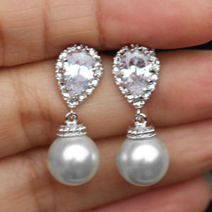 Pendientes Clásicos Klara con Perla Sintética Blanca, Engaste Redondo en Bisel, Plata 925 con Baño de Rodio, para Bodas, Mujeres - Product Image 3