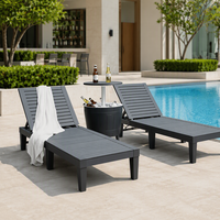 Chaise longue noire à lattes avec dossier réglable et table d'appoint en osier pour piscine, patio, jardin et cour.