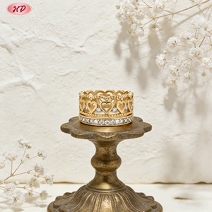 Bague large plaquée or 18 carats avec couronne cœur ajourée, incrustée de zircone cubique, style vintage ajouré, élégante et tendance - Product Image 4