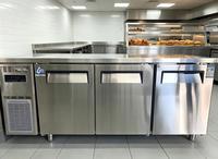 Mesa de Trabajo Refrigerada Comercial de Acero Inoxidable con 3 Puertas, Mesa Fría de Preparación de Cocina de Alta Resistencia para Restaurantes y Hoteles