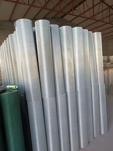 1/6 Düşük Fiyatlı 6 Gauge Kaynaklı Tel Örgü Çit 4x4 Yeşil PVC Kaplı Kare Delikli Demir Tel Örgü Yuefan Marka 30m Rulo - Product Image 3