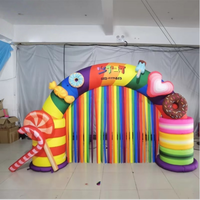 Arche gonflable sur le thème des bonbons avec décorations sucettes, beignets et cœurs pour événements et expositions