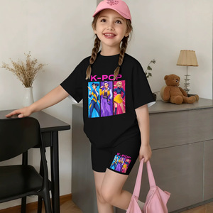 Set Estivo per Bambine: T-shirt Viola Chiaro a Maniche Corte con Stampa Integrale di Delfini, Arcobaleni, Cuori e Stelle, e Pantaloncini - Product Image 3
