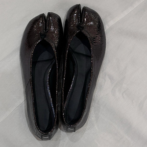 รองเท้าบัลเล่ต์สไตล์ฝรั่งเศสปี 2026 หนังแท้ลายแตกแบบครัคเคิล หัวรองเท้าทรงเกือกม้า ดีไซน์แยกนิ้วเท้า สวมใส่สบายสำหรับผู้หญิง - Product Image 3