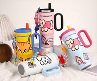 Gobelet isotherme de grande capacité 25oz avec poignée et paille, bouteille d'eau en acier inoxydable isolée avec sangle, tasse de voyage personnalisée à motif de dessin animé