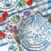 Plaque en céramique bleue blanche exquise Motifs de feuilles complexes idéaux pour les événements de mariage nuptial de jardin romantique