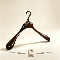 Accessoires de quincaillerie de design haut de gamme pour portants à vêtements en bois massif utilisés pour l'affichage de vêtements