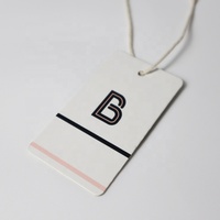 2023 Fashion Design Logo Nom de marque Étiquettes volantes en papier personnalisées de haute qualité avec corde à cordes pour vêtements