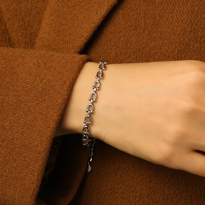 Elegante Brazalete de Acero con Doble Hebilla, Hecho de Acero con Acabado Chapado en Oro de 18K, Estilo Simple para Uso Diario y Ocasiones Formales - Product Image 4