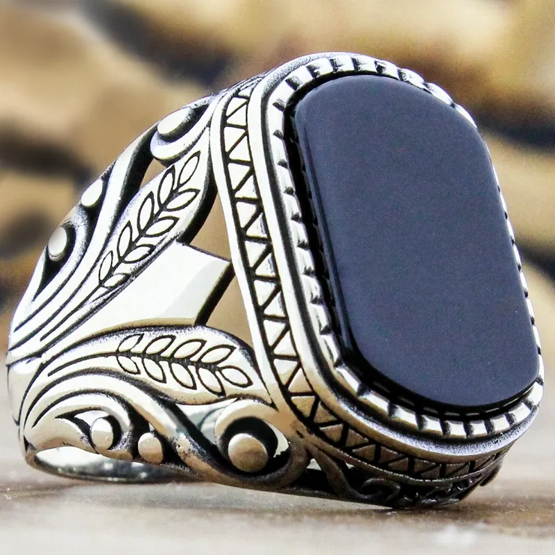 แหวนใส่นิ้วสไตล์วินเทจสำหรับผู้ชายแหวนสีดำ OPP แหวนพลอยสี่เหลี่ยมโลหะผสมเป็นมิตรต่อสิ่งแวดล้อมขายส่งลวดลายแกะสลักสีเงิน