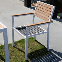 Ensemble table et chaises d'extérieur en aluminium au design moderne d'usine Chaises en bois composite durable en plastique pour utilisation en famille