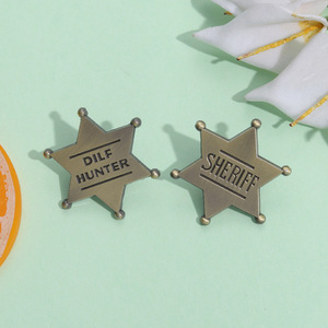 Broche étoile couleur or personnalisée Pentacle Dilf Hunter épingles en émail doux mini insignes de revers simples épingles drôles pour enfants amis - Product Image 2