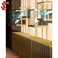 Vitrine à bijoux de luxe sur piédestal, qualité muséale, avec éclairage LED, pour exposition de bijoux haut de gamme en boutique.