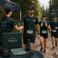 Kit de course de trail personnalisé avec logo, comprenant une chemise de performance, une casquette, une bouteille d'eau, une serviette rafraîchissante et un dossard de course