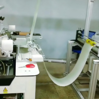 Machine à coudre automatique TPET à double couche, alimentation à double rouleau, couture longitudinale, coupe transversale pour la production de taies d'oreiller