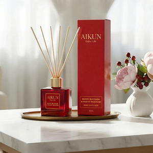Aikun - Juego de Difusores de Aromas en Frascos Cuadrados de Vidrio Rojo de 60 ml con Logotipo en Papel Metálico, Caja Roja, MOQ Bajo, Muestra en 3 Días, Envío en 7 Días, Cualquier Aroma Duradero, Ideal para Tiendas de Regalos - Product Image 1