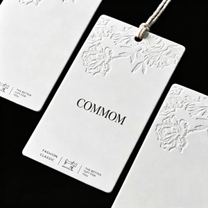 Colgantes de cartón en relieve lujo personalizados, <span class=keywords><strong>etiquetas</strong></span> bordadas, accesorios de <span class=keywords><strong>ropa</strong></span> plegables a medida - Product Image 1