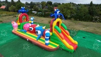 Parcours d'obstacles gonflable géant pour enfants sur le thème de la jungle et des monstres sucrés, idéal pour les carnavals