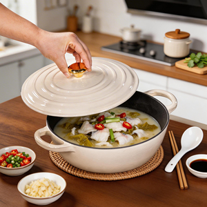 Cocotte é<span class=keywords><strong>l</strong></span>égante en fonte émaillée blanc crème avec couvercle auto-irrigant et bouton doré - Product Image 1
