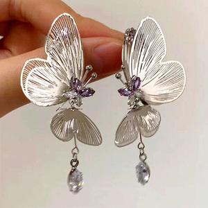 Popular diseño <span class=keywords><strong>de</strong></span> nicho delicados y versátiles pendientes diarios hermosos pendientes <span class=keywords><strong>de</strong></span> Zirconia <span class=keywords><strong>de</strong></span> mariposa hueca púrpura brillante regalos para mujeres - Product Image 1