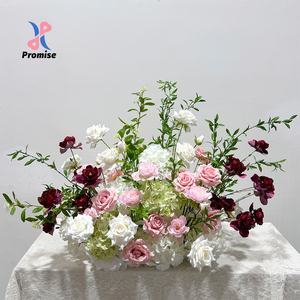 Centro de Mesa Moderno Hecho a Mano con Rosas de Hortensia en Tonos Mixtos Borgoña, Rosa y Blanco, Decoración Floral Artificial para Bodas - Product Image 1