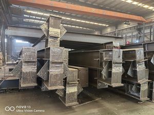 Estructuras de acero fabricadas a medida | Vigas H soldadas, tubos redondos perforados y placas de conexión de acero para la construcción