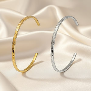 Großhandel Minimalistisches 18K PVD Vergoldetes Edelstahl Manschettenarmband Unregelmäßig Strukturiert Gehämmert für Damen und Herren Schmuck - Product Image 1