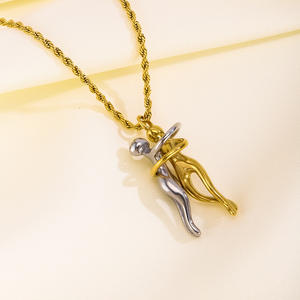 Collana con Ciondolo Coppia Abbracciata in Acciaio Inossidabile, Catena Bambù, Design a Contrasto Colore, Stile Sportivo e alla Moda, Personalità Unica - Offerta Speciale - Product Image 2