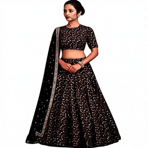 El lehenga negro intenso está cubierto con un intrincado bordado de lentejuelas doradas en forma de ramas, creando un patrón fluido y elegante para la recepción. - Product Image 1