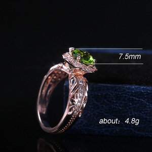 Anello da Donna con Fiore e Accento in Pietra Verde, Gioiello alla Moda - Product Image 5