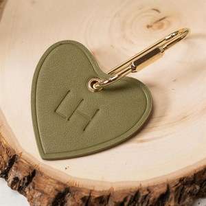Llavero/colgante de PU con forma de corazón, de cuero, con logotipo/etiqueta de nombre/abalorio para bolsa de regalo, hebilla de latón. - Product Image 4