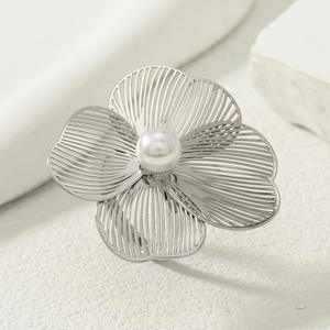 Conjunto de Collar y Aretes de Aleación Chapada en Oro con Flores de Perlas de Imitación, Joyería de Moda para Mujer, Amuleto, Decoración de Aniversario, Regalo - Product Image 3