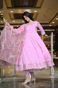 Ensemble Anarkali en rayonne rose uni brodé avec dupatta, design élégant, longueur genou, manches longues, style festif et tendance - Product Image 3