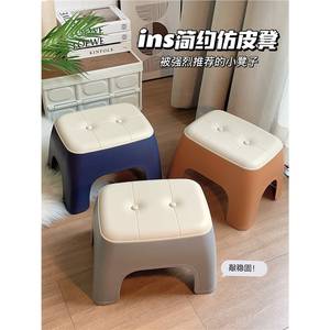 Tabouret moderne en plastique avec siège rembourré, meuble de maison durable pour salon, design minimaliste, taille standard - Product Image 5