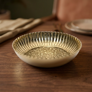 Plato Decorativo Redondo Dorado con Patrón Floral Grabado, Plato de Metal Hecho a Mano de Estilo Oriental - Product Image 5