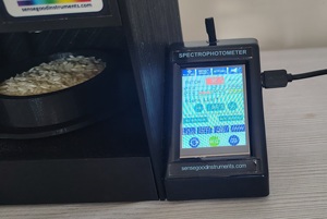 เครื่องวัดความขาวของข้าว SpectroPro ยี่ห้อ Sensegood Instruments ผลิตในอินเดีย ความแม่นยำสูง ราคาประหยัด ได้รับการรับรองระดับสากล OEM สีดำ ABS - Product Image 3