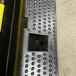 सड़क की घटनाओं और गति बंप के लिए सड़क सुरक्षा के लिए बाहरी 3-चैनल रबर केबल रक्षक pvc गति ब्रेकर - Product Image 3