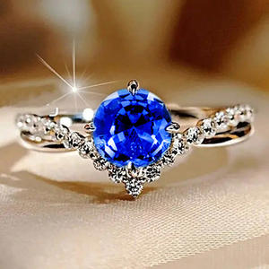 Anello di fidanzamento classico da donna H319 con diamante sintetico taglio brillante rotondo e pietre laterali per gioielli da matrimonio - Product Image 5