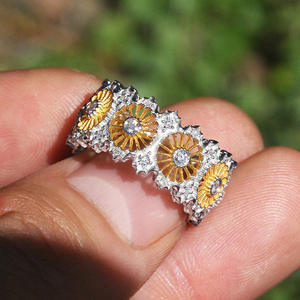 Anello con Grappolo di Fiori T0405 in Argento 925 con Diamante Taglio Brillante Rotondo e Incastonatura a Pavé, Gioiello Unisex per Uso Quotidiano - Product Image 1