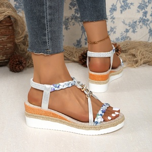 Nouvelle Arrivée Sandales de Plage Bohèmes pour <span class=keywords><strong>Femme</strong></span> à Bout Rond, Talon Plat Compensé, Tressées Perlées, Bande Élastique et Semelle Épaisse en TPR - Product Image 3